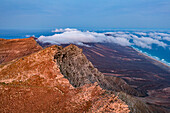 Luftaufnahme der vulkanischen Felsen des Pico de la Zarza während eines nebligen Sonnenaufgangs, Fuerteventura, Kanarische Inseln, Spanien, Atlantik, Europa