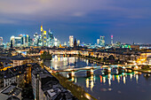 Lichter der Skyline des Frankfurter Geschäftsviertels spiegeln sich im Main in der Abenddämmerung, Frankfurt am Main, Hessen, Deutschland Europa