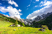 Einsame traditionelle Hüttengruppe in einem wilden Alpental, Val d'Arigna, Orobie, Valtellina, Lombardei, Italien, Europa