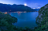 San Fedelino Bucht von oben beleuchtet vom Mond in der Dämmerung, Lago di Novate, Valchiavenna, Valtellina, Lombardei, Italien, Europa