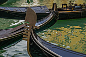 Blick auf leere Gondeln mit dem charakteristischen eisernen Bugkopf, Venedig, Venetien, Italien, Europa