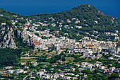 Anacapri Landschaftspanorama mit niedrigen Gebäuden entlang der Hügel der Insel Capri am Golf von Neapel, Kampanien, Italien, Mittelmeer, Europa