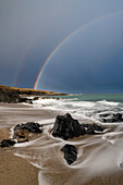 Doppelter Regenbogen über Traigh Bheag (The Small Beach), Isle of Harris, Äußere Hebriden, Schottland, Vereinigtes Königreich, Europa