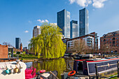 Wolkenkratzer spiegeln sich im Castlefield Basin mit Kanalschiffen, Manchester, England, Vereinigtes Königreich, Europa