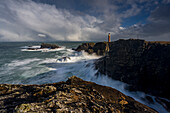 Stürmische Bedingungen am Butt of Lewis-Leuchtturm, Isle of Lewis, Äußere Hebriden, Schottland, Vereinigtes Königreich, Europa
