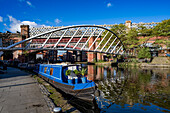 Kanalboot vor Anker in Castlefield, Manchester, Lancashire, England, Vereinigtes Königreich, Europa