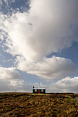 Eine Schäferhütte im Moor, Isle of Lewis auf den Äußeren Hebriden, Schottland, Vereinigtes Königreich, Europa