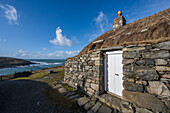 Blackhouse Village, mit Blick auf die Küste der Insel Harris und Lewis, Äußere Hebriden, Schottland, Vereinigtes Königreich, Europa