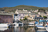 Blick über den ruhigen Hafen auf typische Schieferdachhäuser, Centuri-Port (Port de Centuri), Haute-Corse, Korsika, Frankreich, Mittelmeer, Europa