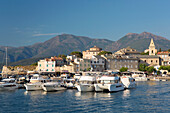 Blick über den Hafen auf die Stadt und die Zitadelle, dahinter die Hügel der Halbinsel Cap Corse, St-Florent, Haute-Corse, Korsika, Frankreich, Mittelmeer, Europa