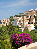 Dorfhäuser auf einem Hügel, die Kirche Ste-Marie prominent, Lumio, Calvi Balagne, Haute-Corse, Korsika, Frankreich, Mittelmeer, Europa