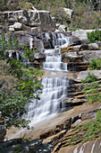 Wasserfall des Flusses Aitone, der zu einer Reihe von Wasserfällen der Cascades d'Aitone gehört, Evisa, Corse-du-Sud, Korsika, Frankreich, Mittelmeer, Europa