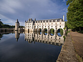 Schloss Chateau de Chenonceau, das sich im Wasser spiegelt, UNESCO-Weltkulturerbe, Chenonceau, Indre-et-Loire, Centre-Val de Loire, Frankreich, Europa