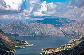 Blick auf die Bucht von Kotor, UNESCO-Weltkulturerbe, Montenegro, Europa