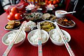 Chinesisches Neujahrsfest, vietnamesisches Tet-Fest, Essen und Opfergaben auf dem Tisch, Religion zu Hause, Haute Savoie, Frankreich, Europa