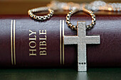 Heiliges Bibelbuch mit einem christlichen Kreuz, Symbol des Christentums, Yonne, Frankreich, Europa