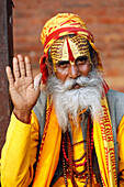 Sadhu (heiliger Mann) in der hinduistischen Pilgerstätte Pashupatinath, Kathmandu, Nepal, Asien