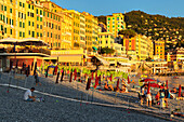 Strand von Camogli, Rivera di Levante, Bezirk Genua, Ligurien, Italien, Europa