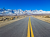Straße, die zum Mammoth Mountain führt, Kalifornien, Vereinigte Staaten von Amerika, Nordamerika