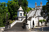 Basilika und berühmte Treppen von Bom Jesus (der gute Jesus), in der Stadt Braga, in der Region Minho in Portugal, Europa