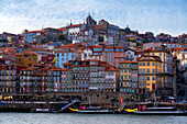 Blick über den Fluss Douro auf den Stadtteil Ribeira in Porto, UNESCO-Weltkulturerbe, Porto, Portugal, Europa