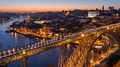 Porto mit der Brücke Ponte Dom Luis I über den Fluss Douro bei Nacht, Porto, Portugal, Europa