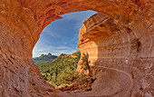 Die Geburtshöhle an der Seite des Mescal Mountain, wo indianische Frauen in alten Zeiten zur Entbindung kamen, Sedona, Arizona, Vereinigte Staaten von Amerika, Nordamerika