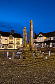 Die alten sächsischen Kreuze auf dem Marktplatz bei Nacht, Sandbach, Cheshire, England, Vereinigtes Königreich, Europa
