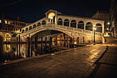 Nachtansicht der Rialto-Brücke, Canal Grande, Venedig, UNESCO-Welterbe, Venetien, Italien, Europa