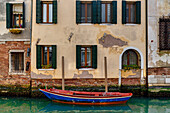 Ein leeres rot-blaues Boot am Rio della Misericordia, Venedig, UNESCO-Weltkulturerbe, Venetien, Italien, Europa