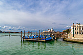 Blick auf die venezianische Lagune mit am Canal Grande vertäuten Gondeln, Riva degli Schiavoni, Venedig, UNESCO-Welterbe, Venetien, Italien, Europa
