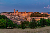 Das historische Zentrum von Urbino bei Sonnenuntergang, Palazzo Ducale di Urbino, UNESCO-Weltkulturerbe, Urbino, Marken, Italien, Europa