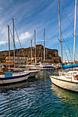 Kleiner Hafen mit Booten vor dem Castel dell'Ovo, Neapel, Kampanien, Italien, Europa