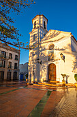 Blick auf die Iglesia de El Salvador Kirche bei Sonnenaufgang in Nerja, Costa del Sol, Provinz Malaga, Andalusien, Spanien, Mittelmeer, Europa