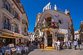 Blick auf Cafés und Restaurants in der Altstadt von Nerja, Nerja, Costa del Sol, Provinz Málaga, Andalusien, Spanien, Mittelmeer, Europa