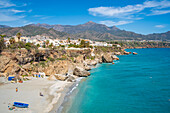 Blick auf den Strand Playa de Calahonda und die Küstenlinie in Nerja, Costa del Sol, Provinz Malaga, Andalusien, Spanien, Mittelmeer, Europa