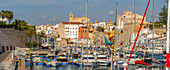 Blick auf Boote im Yachthafen und die Catedral de Santa Maria de Menorca im Hintergrund, Ciutadella, Menorca, Balearen, Spanien, Mittelmeer, Europa