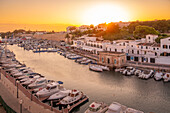 Blick auf den Yachthafen bei Sonnenuntergang von erhöhter Position aus, Ciutadella, Menorca, Balearen, Spanien, Mittelmeer, Europa