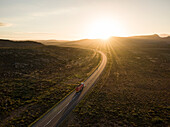 Luftaufnahme des Sonnenuntergangs über dem Highway, Landschaft in der Nähe des Touws River, Western Cape, Südafrika, Afrika