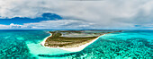 Luftaufnahme eines Korallenriffs im kristallklaren Meer und einer tropischen Lagune, 11 Mile Beach, Barbuda, Antigua und Barbuda, Westindische Inseln, Karibik, Mittelamerika