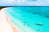 Mutter und Sohn schwimmen im kristallklaren Meer neben einem rosa Sandstrand, Luftaufnahme, Barbuda, Antigua und Barbuda, Westindien, Karibik, Mittelamerika