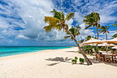 Open-Air-Restaurant eines Luxusresorts an einem palmengesäumten Strand, Barbuda, Antigua und Barbuda, Westindische Inseln, Karibik, Mittelamerika