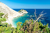 Blick von oben auf den idyllischen Strand von Agia Eleni und die Klippen, Kefalonia, Ionische Inseln, Griechische Inseln, Griechenland, Europa