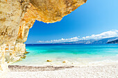Kristallklares Meer, umgeben von Kalksteinfelsen und weißen Kieselsteinen, Strand von Fteri, Kefalonia, Ionische Inseln, Griechische Inseln, Griechenland, Europa
