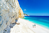 Mann und Frau halten sich am idyllischen Fteri Beach an den Händen, Blick von oben, Kefalonia, Ionische Inseln, Griechische Inseln, Griechenland, Europa