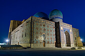 Nachtaufnahme des Mausoleums von Khoja Ahmed Yasawi, UNESCO-Welterbestätte, Turkistan, Kasachstan, Zentralasien, Asien