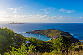 Blick von einer Anhöhe auf das östliche Karibische Meer und die Ränder der Insel St. Barths, Saint Barthelemy, Karibik, Mittelamerika