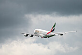 Emirates A380 nach dem Abflug vom Flughafen Manchester, Manchester, England, Vereinigtes Königreich, Europa