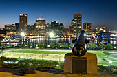 Die Skyline von Baltimore und der Inner Harbour bei Nacht vom Federal Hill Park aus, Baltimore, Maryland, Vereinigte Staaten von Amerika, Nordamerika