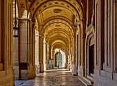 Passage in der Old Theatre Street, angrenzend an den Hof des Grandmaster Palace, Valletta, Malta, Mittelmeer, Europa